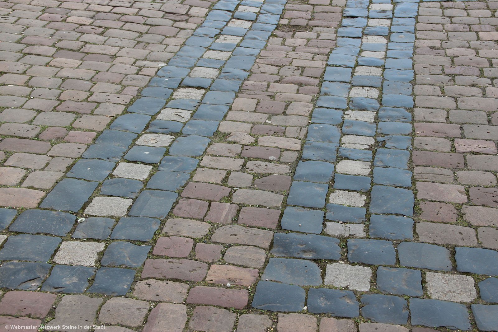 Pflaster Hauptmarkt Basalt (schwarz), Quarzit (Buntsandstein, rötlich), Langensalzaer Travertin (hell)
