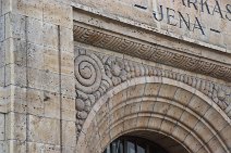 Ausschnitt Fassade Stadtsparkasse | Jenaer Kalkstein (Muschelkalk)