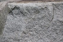 WEIMAR: Henneberger Granit (Exponat vor dem Gebäude des Thüringischen Landesamtes für Umwelt, Bergbau und Naturschutz)