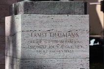 WEIMAR: Sockel Denkmal Ernst Thälmann | Buchenwaldplatz | Thüringischer Travertin
