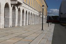 WEIMAR (Landesverwaltungsamt im ehemaligen Gauforum der Nationalsozialisten): Fassade Fränkischer Muschelkalk (v.a. Kirchheimer M.), Bodenplatten diverse Granite, Treppe Kösseine Granit (Fichtelgebirge)