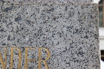 WEIMAR (Goetheplatz): Detail Sockel Denkmal Carl Alexander Großherzog von Sachsen | Kösseine Granit (Fichtelgebirge)