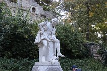 WEIMAR (Weimarer Ilmpark | Denkmal William Shakespeare) - Skulptur: Carrara-Marmor (Italien), Sockel: Kösseine Granit (Fichtelgebirge)