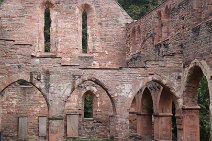 EXKURSION (Ruine des Zisterzienserinnen-Klosters Roda): Sandsteine des Mittl. Buntsandstein (Volpriehausen-Sandstein; Herkunft: unmittelbare Umgebung).